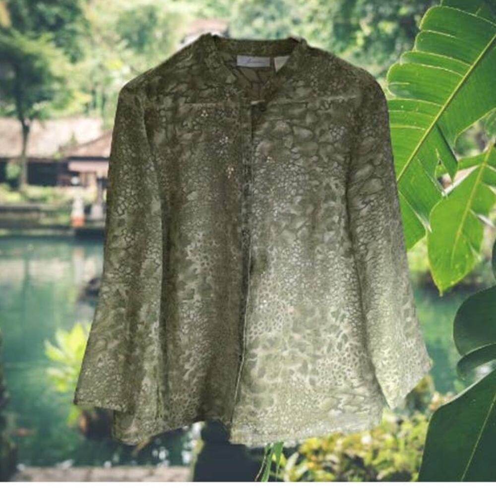 JH Collectables Large long sleeve light green button down holiday top.